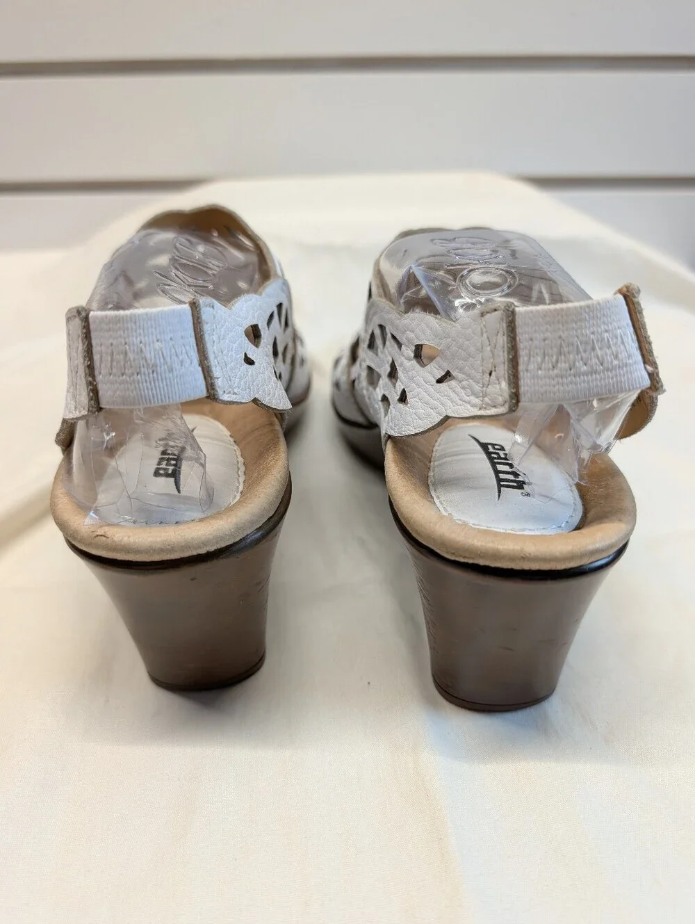 Earth Camellia Metal Stud Cutout Wedge Sandal Shoe - White Leather -Women 7 NWOB